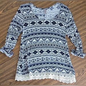 Vanity Lightweight Geometric Sweater Small